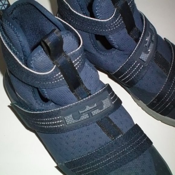 2016 Nike Lebron James Soldier 10 Basketball Shoes Size 6Y - Picture 5 of 6